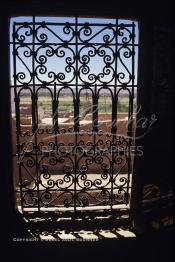 Image du Maroc Professionnelle de  La Kasbah de Taourirt fut édifiée au 17ème siècle par la tribu des Glaoui, située sur une colline au centre urbain de la ville d'Ouarzazate, cette remarquable ancienne bâtisse en pisé parfaitement conservée est l'une des plus belles constructions architecturales de la ville. La Kasbah qui ressemble à un grand château de sable incrusté dans le désert, fait partie du circuit touristique, elle a été classé Patrimoine Mondiale de l’Unesco. Ce véritable joyau de Ouarzazate permet au visiteur de découvrir l’intérieur d’une ksar où résident souvent la population berbères du sud du Maroc. Photo datant du Samedi 23 Août 1997. (Photo / Abdeljalil Bounhar)